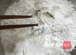 Illustration of how to make glutinous rice balls with peanut and walnut filling 9