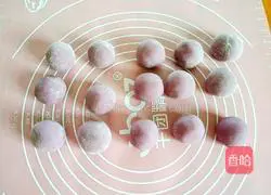 Illustration of how to make orange and purple sweet potato dumplings 10