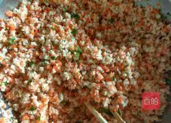 Illustration of how to make pork and lotus root dumplings 4