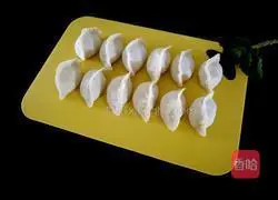 Illustration of how to make three fresh stuffed dumplings 17