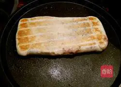 Illustration of how to make black rice raisin cake segments 11