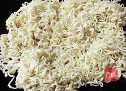 Illustration of how to make fried noodles with eggs 5