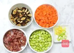 Illustration of how to make braised rice with sausage, carrots and mushrooms 1