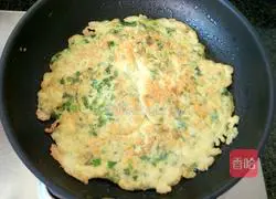 Illustration of how to make celery leaf egg pancake 5