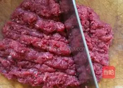 Illustration of how to make lettuce and beef patties 2