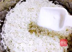 Illustration of how to make braised rice with taro and chicken 7