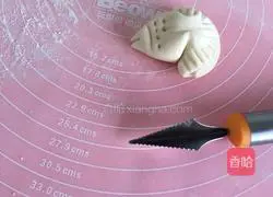 Illustration of how to make milk-flavored goldfish steamed buns 14