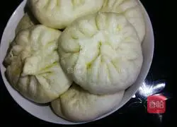 Illustration of how to make beef, green onion and carrot buns 5