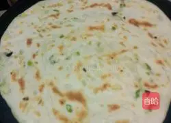 Illustration of how to make green onion pancake 9