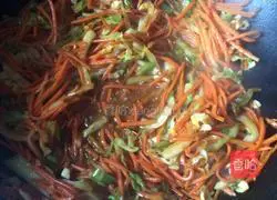 Illustration of how to make garlic carrot noodles 7