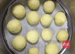 Illustration of how to make pumpkin milk steamed buns 12