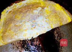 Illustration of how to make eggs at a pancake stall 9