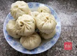 Illustration of how to make steamed buns stuffed with old noodles, chives and pork 9