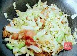 Illustration of how to make fried noodles with shrimp and cabbage 9