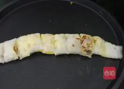 Illustration of how to make rice rolls with eggs and minced meat in an electric pan 5