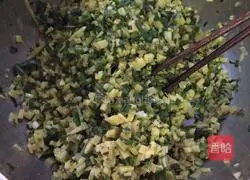 Illustration of how to make steamed stuffed buns with potato and leek stuffing 2