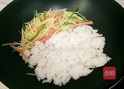 Illustration of how to make green pepper and shredded potato fried rice 6