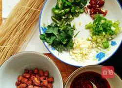 Illustration of how to make hot and sour noodles 1