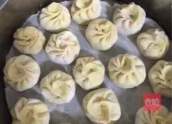 Illustration of how to make pumpkin skin buns stuffed with radish stems and leaves 11