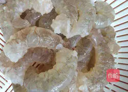 Illustration of how to make pork and shrimp wontons 1