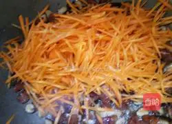 Illustration of how to make fried rice with carrots, mushrooms and sausages 5