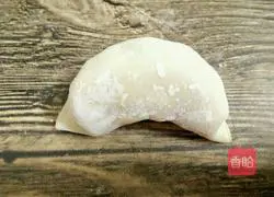 Illustration of how to wrap crescent-shaped dumplings 17