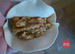 Illustration of how to wrap dumplings 2