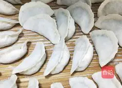 Illustration of how to make leek, egg, fried dough sticks and meat dumplings 9