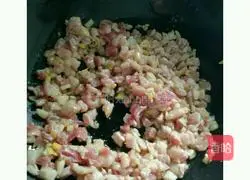 Fry the beans and meat stuffing Illustration of how to make steamed buns 9