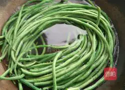 Illustration of making dumplings stuffed with cowpea, pork and carrot 2