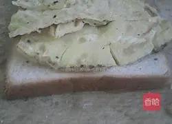 Illustration of how to make egg sausage sandwich 3