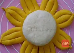 Illustration of how to make sunflower buns 9