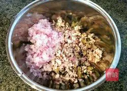 Illustration of how to make eggplant stuffed dumplings 7