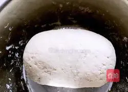 Illustration of how to make hot noodle pancakes 1