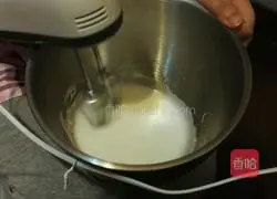 Illustration of how to make egg white walnut shortbread 2