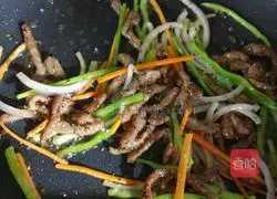 Illustration of how to make black pepper beef fillet fried pasta 3