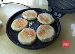 Illustration of how to make chive and egg pie 10