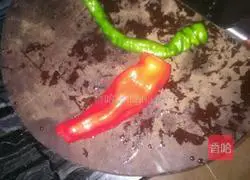 Illustration of how to make fried noodles with shredded pepper and pork slices 1