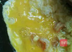 Illustration of how to make shrimp and chili fried rice 6