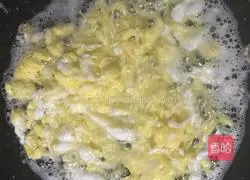 Illustration of how to make three fresh cabbage stuffed dumplings 3