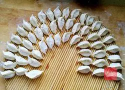 Illustration of how to make pork and kidney bean dumplings 22