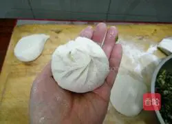 Illustration of how to make egg and fennel steamed buns 13