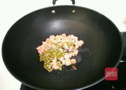 Illustration of how to make cucumber and ham fried rice 3