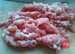 Illustration of how to make celery and pork wontons 1