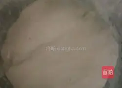 Illustration of how to make hot noodles with kidney beans and pork buns 1