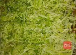 Illustration of how to make pork and radish stuffed buns 2