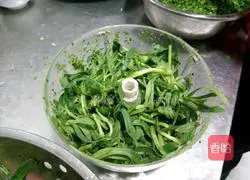 Illustration of how to make pork noodles and vegetable stuffing dumplings 1