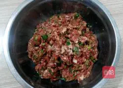 Illustration of how to make pork and cabbage dumplings 3