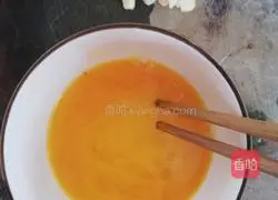 Illustration of how to make mint-flavored corn and egg fried rice 4