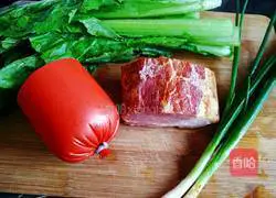 Illustration of how to make fried rice with mustard greens and bacon 1